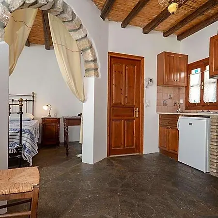 Naxos Filoxenia Aparthotel 3*